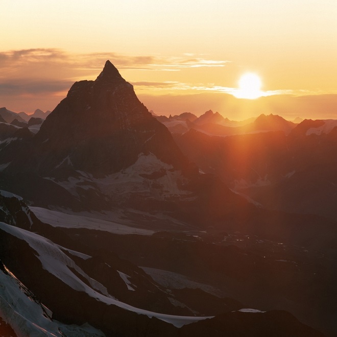 Alpy, srpen 2009 – Monta Rosa, večer na ledovci – Matterhorn (4.478 m) v protisvětle (foto Vilém Veverka)