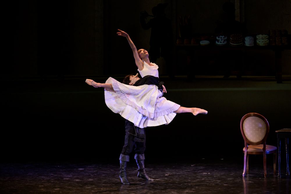 Ukázka z baletu J. Bubeníčka Cyrano de Bergerac, Shoma Ogasawara a Anna Yeh (foto Serghei Gherciu)