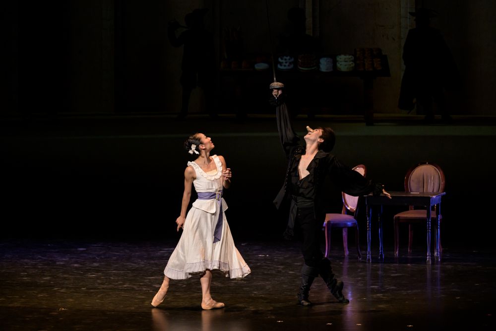 Ukázka z baletu J. Bubeníčka Cyrano de Bergerac, Shoma Ogasawara a Anna Yeh (foto Serghei Gherciu)