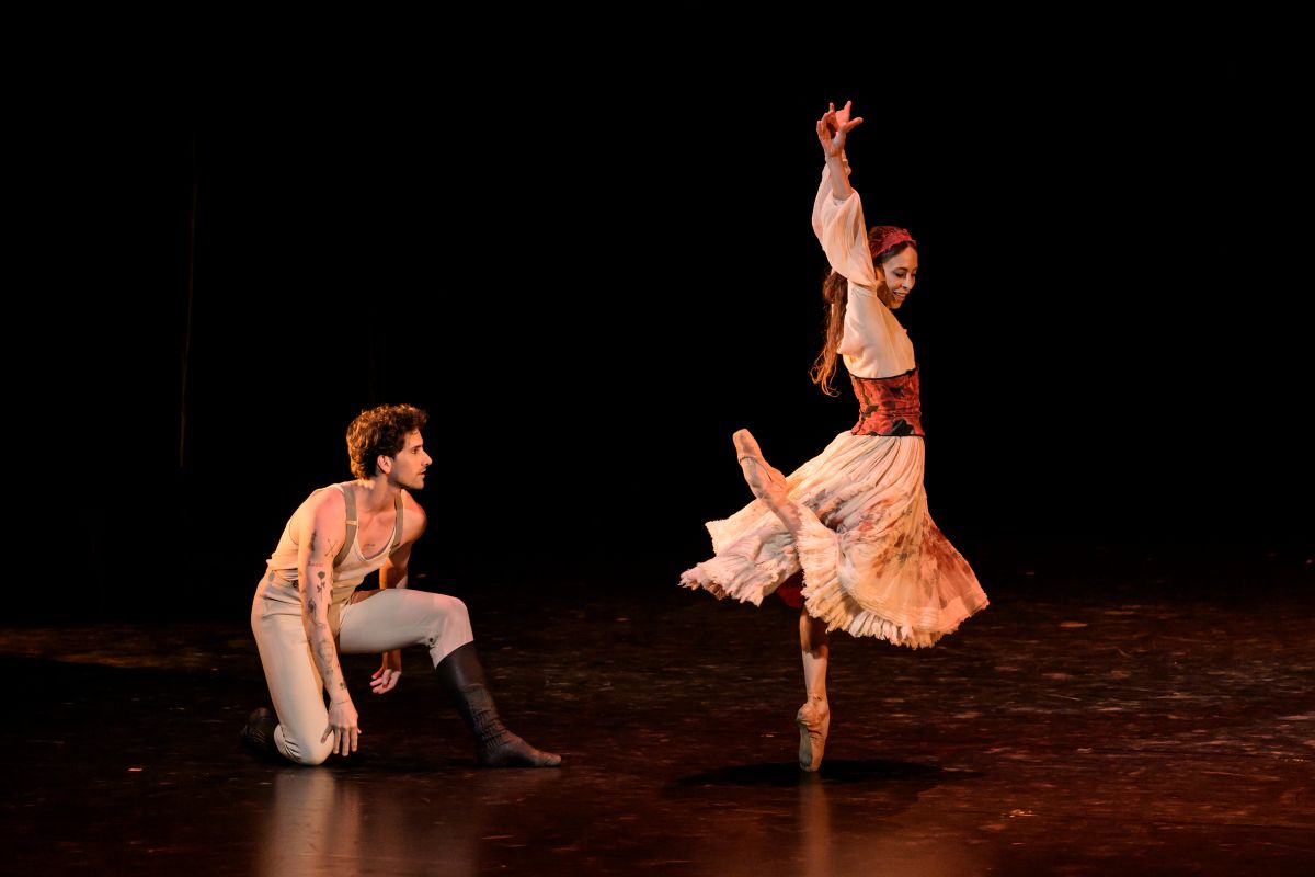 Ukázka z baletu J. Bubeníčka Carmen, Rebecca Bianchi a Javier Rojas (foto Serghei Gherciu)