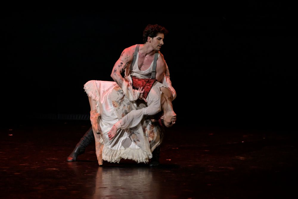Ukázka z baletu J. Bubeníčka Carmen, Rebecca Bianchi a Javier Rojas (foto Serghei Gherciu)
