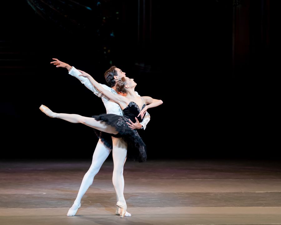 Madison Young a Vicotr Caixeta (Labutí jezero, pas de deux, foto Jack Devant)