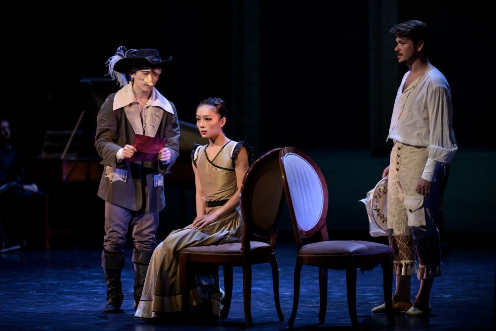 Ukázka z baletu J. Bubeníčka Cyrano de Bergerac, Shoma Ogasawara a Anna Yeh (foto Serghei Gherciu)