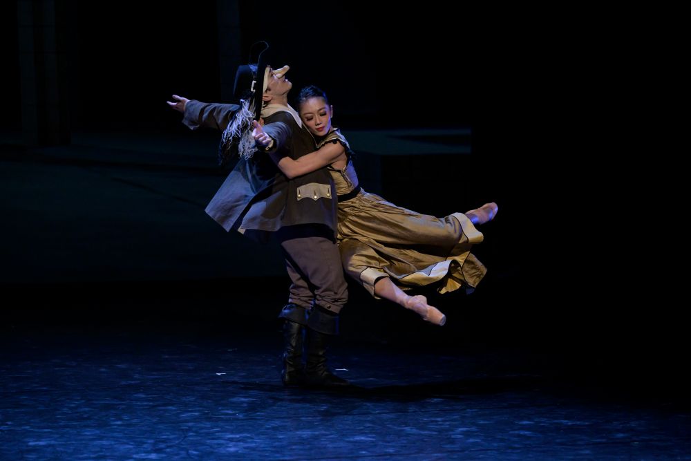 Ukázka z baletu J. Bubeníčka Cyrano de Bergerac, Shoma Ogasawara a Anna Yeh (foto Serghei Gherciu)