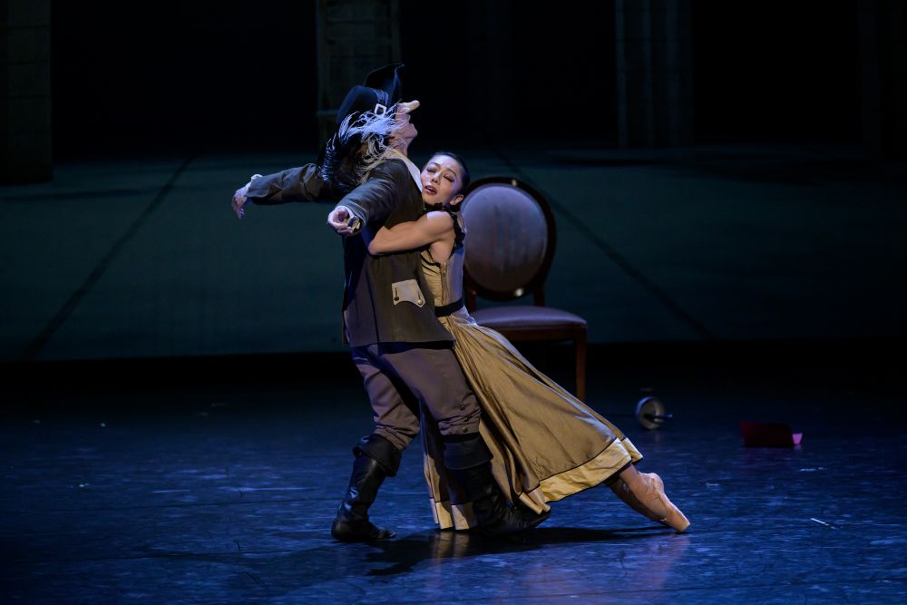 Ukázka z baletu J. Bubeníčka Cyrano de Bergerac, Shoma Ogasawara a Anna Yeh (foto Serghei Gherciu)