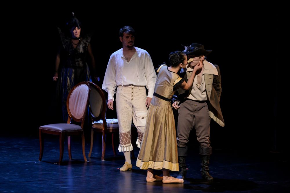Ukázka z baletu J. Bubeníčka Cyrano de Bergerac, Shoma Ogasawara a Anna Yeh (foto Serghei Gherciu)