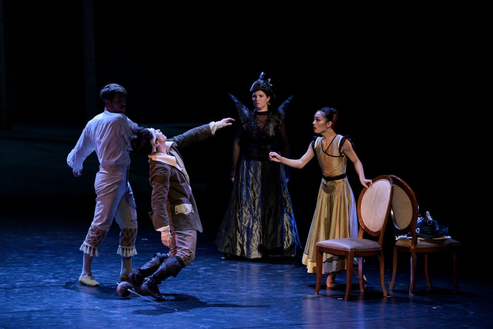 Ukázka z baletu J. Bubeníčka Cyrano de Bergerac, Shoma Ogasawara a Anna Yeh, Jakub Svojanovský a Romana Kružíková (foto Serghei Gherciu)
