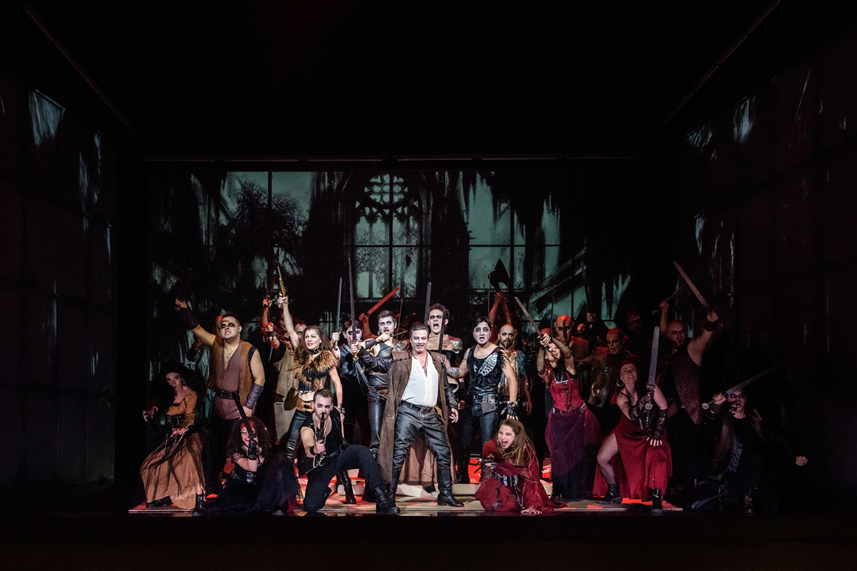 Giuseppe Verdi: Trubadúr, Divadlo J. K. Tyla Plzeň – Paolo Lardizzone (foto Martina Root)