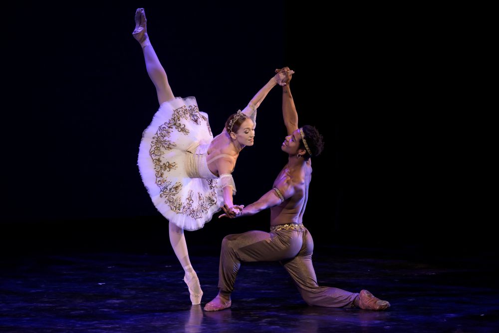 Korzár pas de deux, Ksenia Ovsyanick a Osiel Gouneo (foto Serghei Gherciu, Bubeníček International Ballet Gala)