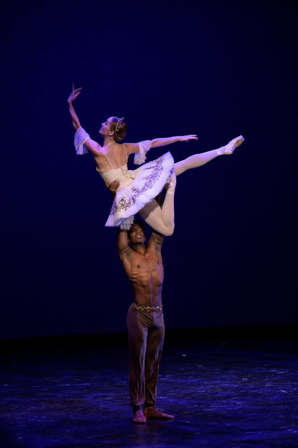 Korzár pas de deux, Ksenia Ovsyanick a Osiel Gouneo (foto Serghei Gherciu, Bubeníček International Ballet Gala)