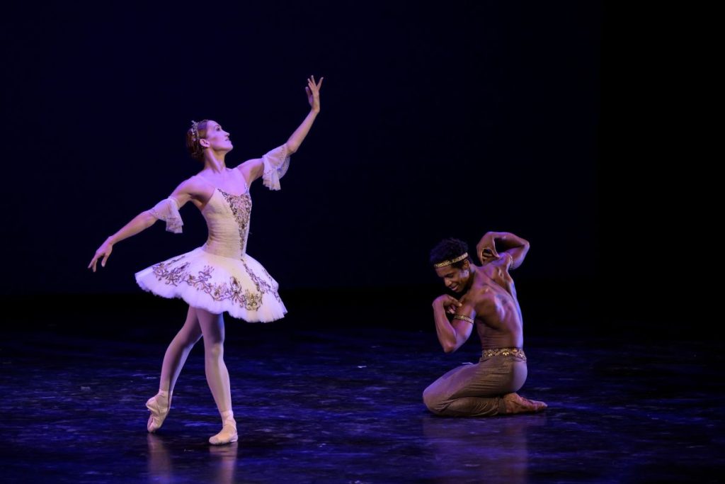 Korzár pas de deux, Ksenia Ovsyanick a Osiel Gouneo (foto Serghei Gherciu, Bubeníček International Ballet Gala)