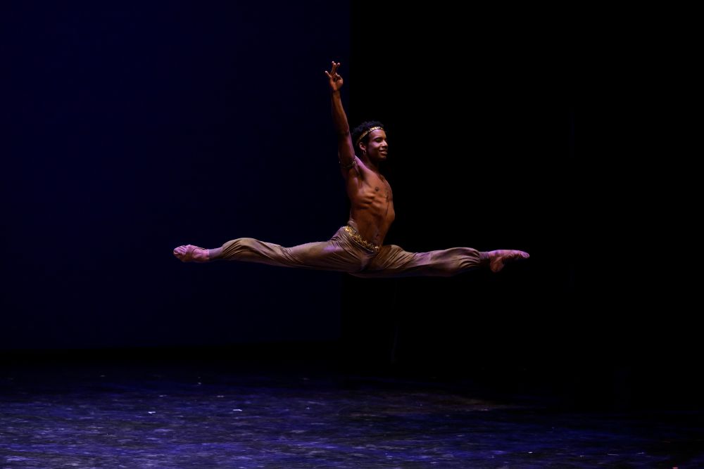 Korzár pas de deux, Osiel Gouneo (foto Serghei Gherciu, Bubeníček International Ballet Gala)