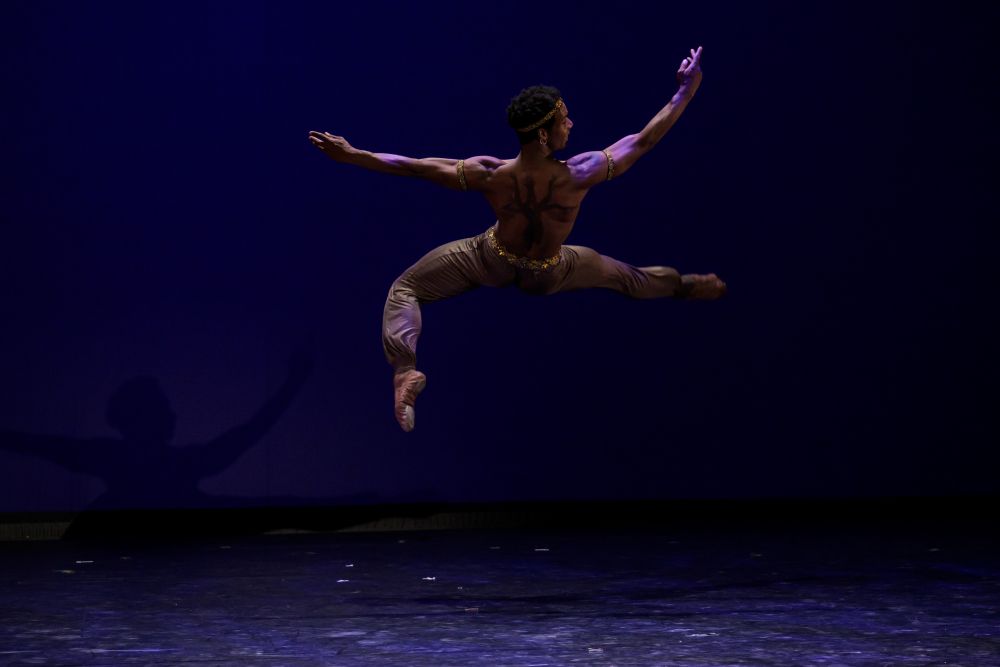 Korzár pas de deux, Osiel Gouneo (foto Serghei Gherciu, Bubeníček International Ballet Gala)