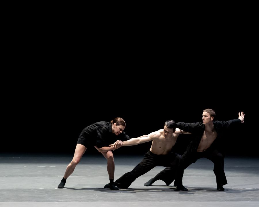 Marie-Agnes Gillot, Travis Clausen-Knight a James Pett (Stranding, foto Jack Devant)