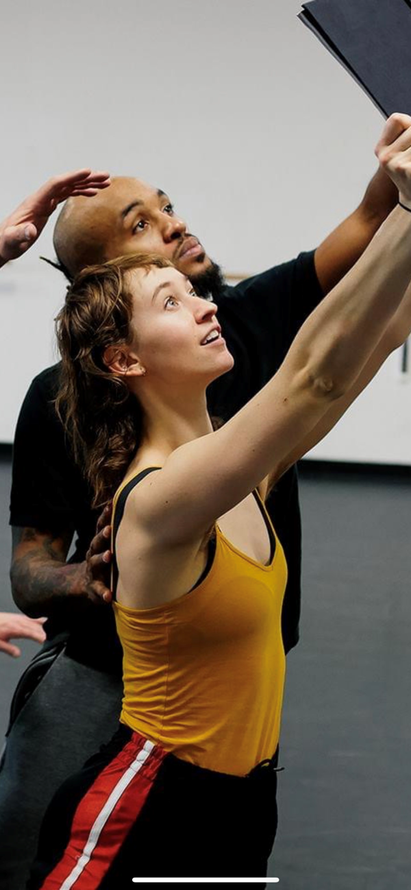 Foto ze zkoušky z doby, kdy pracovala jako tanečnice v Ririe Woodbury Dance Company ve svém rodném městě Salt Lake City v Utahu, hned po absolvování univerzity. 2016