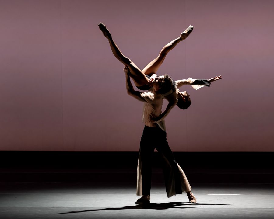 Mayara Magri a Matthew Ball (To & Fro, foto Jack Devant)