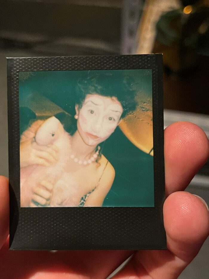 Foto z polaroidu po představení performance Clowni3 Str!P T3@zE v Berlíně v roce 2025