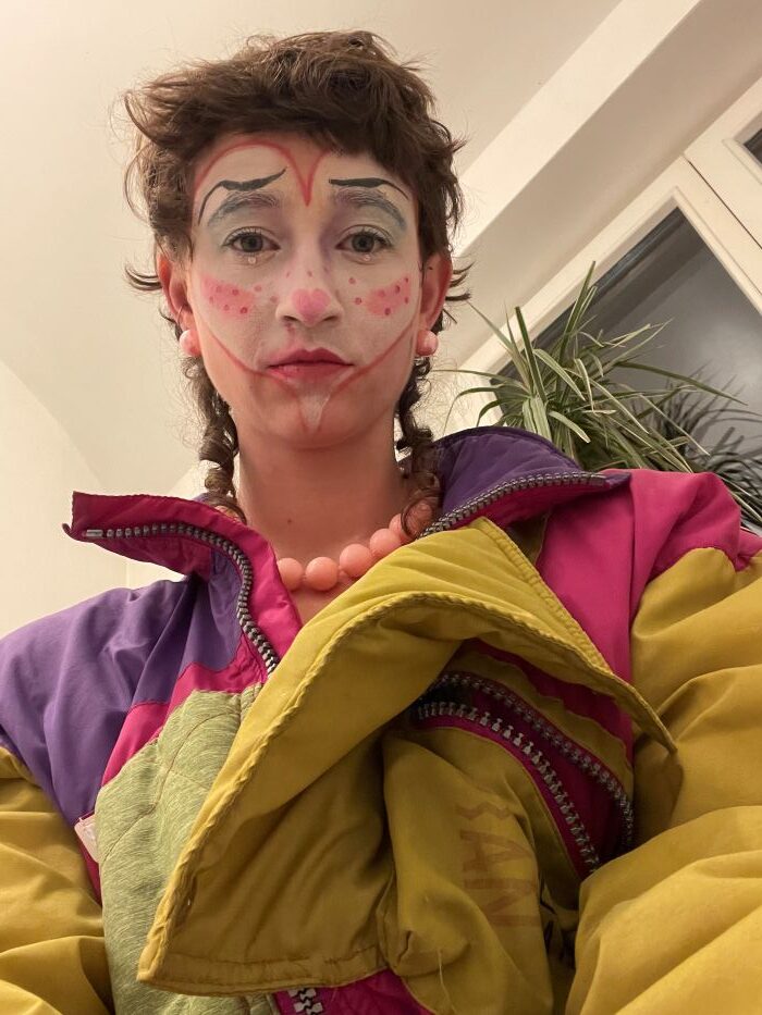 Selfie doma po představení performance Clowni3 Str!P T3@zE v Berlíně v roce 2025
