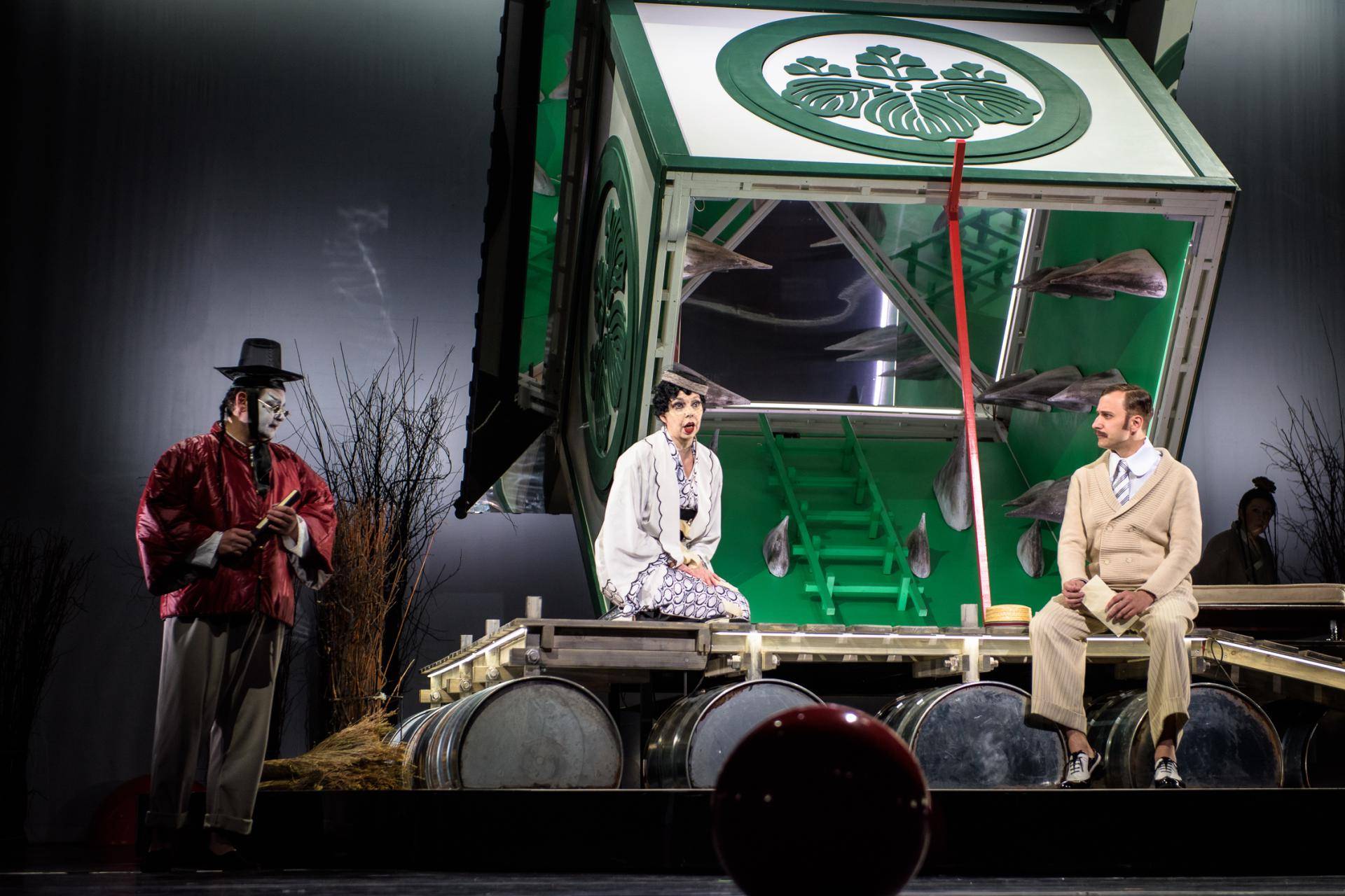 Giacomo Puccini: Madama Butterfly, Jihočeské divadlo – Tomáš Kořínek, Fréderique Friess, Jakub Hliněnský (foto Martina Root)