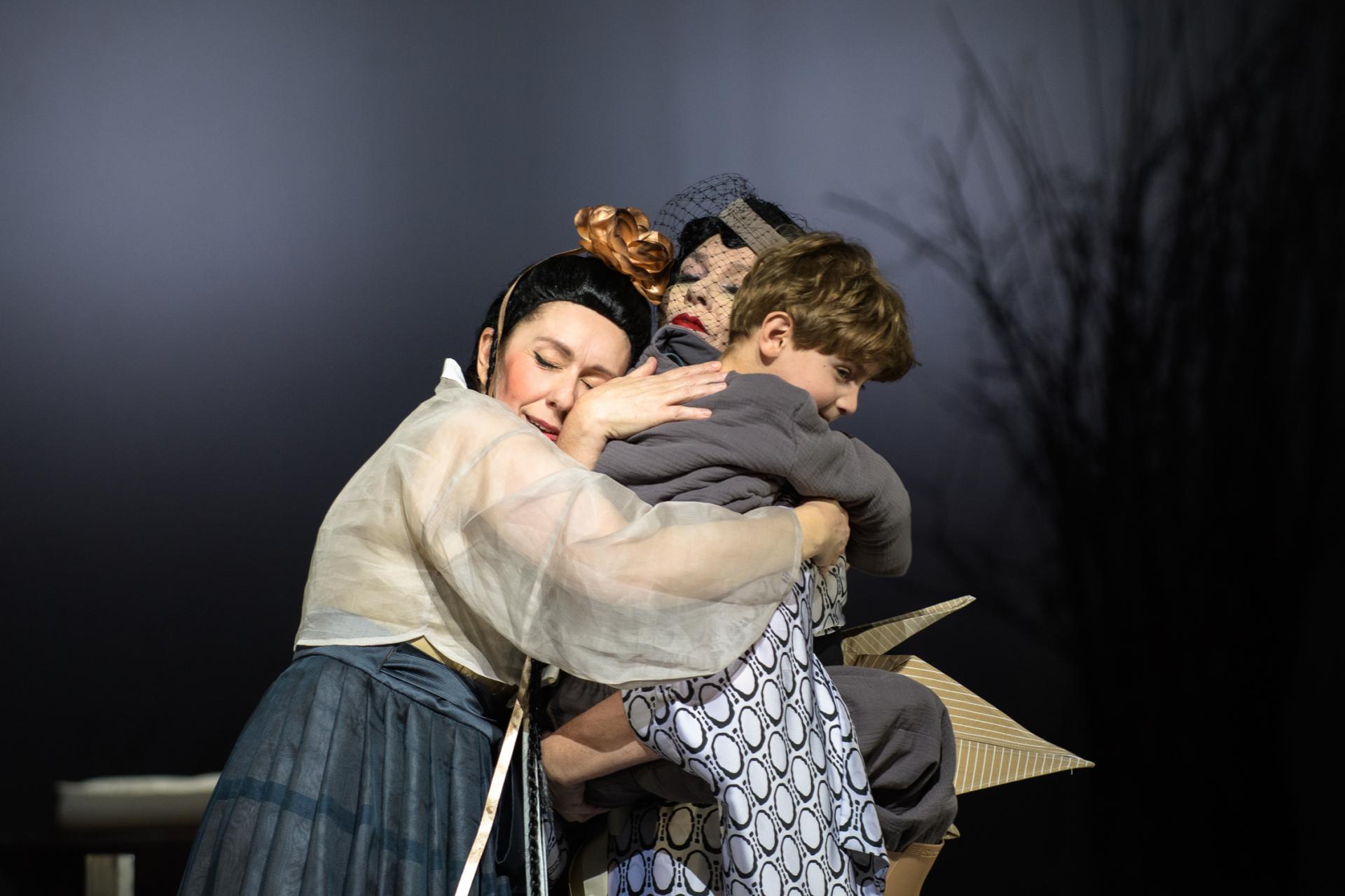 Giacomo Puccini: Madama Butterfly, Jihočeské divadlo – Šárka Hrbáčková, Fréderique Friess, Teodor Filipovský (foto Martina Root)