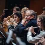 Společný orchestr žáků ZUŠ a hráčů České filharmonie (foto Petr Chodura)