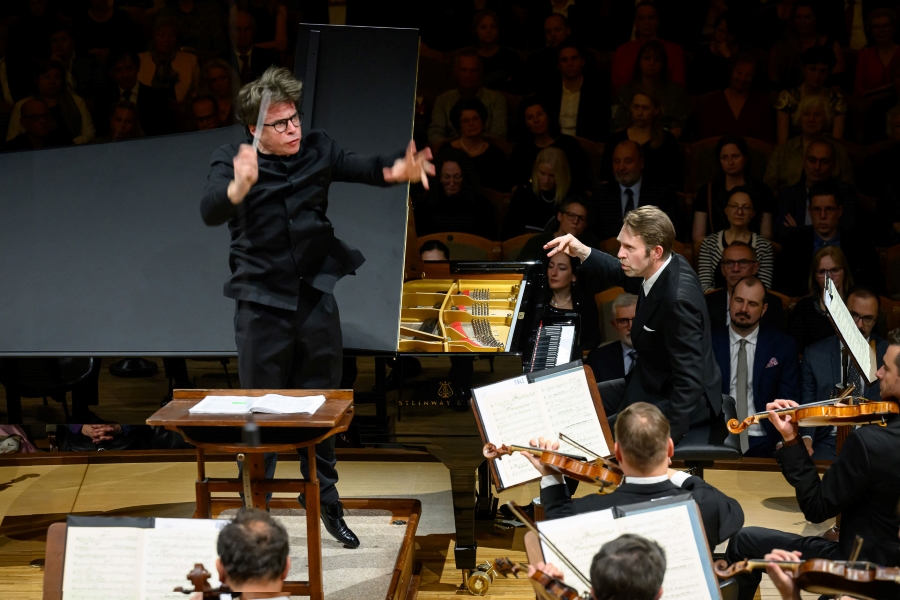 Jakub Hrůša, Leif Ove Andsnes, Česká filharmonie, 24. dubna 2025, Rudolfinum, Praha (zdroj Česká filharmonie, foto Petra Hajská)
