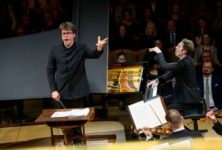 Jakub Hrůša, Leif Ove Andsnes, Česká filharmonie, 24. dubna 2025, Rudolfinum, Praha (zdroj Česká filharmonie, foto Petra Hajská)
