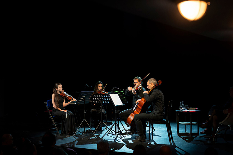 Prague Philharmonia – Petr Kotík & Philip Glass: 50 let v New Yorku, 28. ledna 2025, Švandovo divadlo, Velký sál – Barbora Kolářová, Kateřina Krejčová, Michal Sedláček a Balázs Adorján (foto Milan Mošna)
