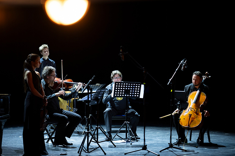Prague Philharmonia – Petr Kotík & Philip Glass: 50 let v New Yorku, 28. ledna 2025, Švandovo divadlo, Velký sál – Barbora Kolářová, Michal Sedláček, Štěpán Hon, Ladislav Kozderka a Andrej Gál (foto Milan Mošna)