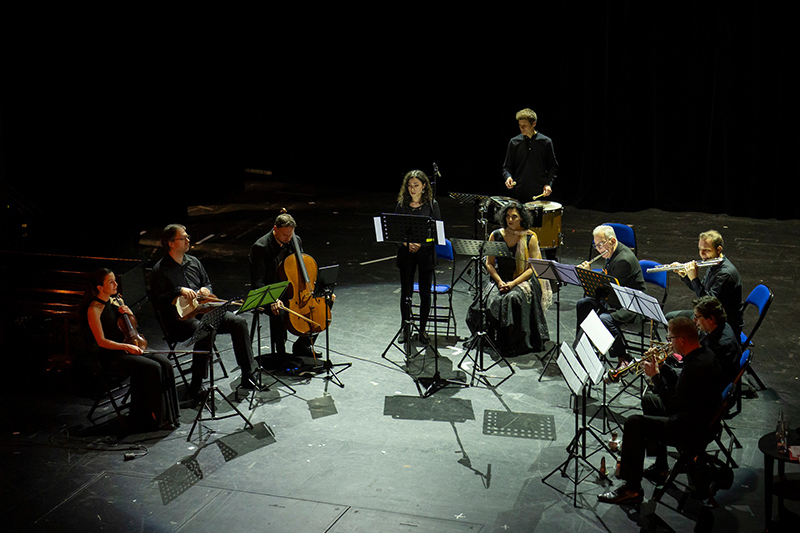 Prague Philharmonia – Petr Kotík & Philip Glass: 50 let v New Yorku, 28. ledna 2025, Švandovo divadlo, Velký sál – Barbora Kolářová, Michal Sedláček, Andrej Gál, Elmaz Mrkvičková, Irena Troupová, Štěpán Hon, Petr Kotík, Daniel Havel, Ladislav Kozderka a Svatopluk Zaal (foto Milan Mošna)