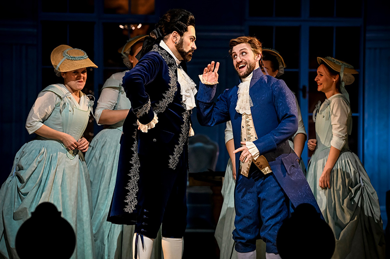 Wolfgang Amadeus Mozart: Figarova svatba, Národní divadlo Brno – Luigi De Donato a Tadeáš Hoza (foto Marek Olbrzymek)