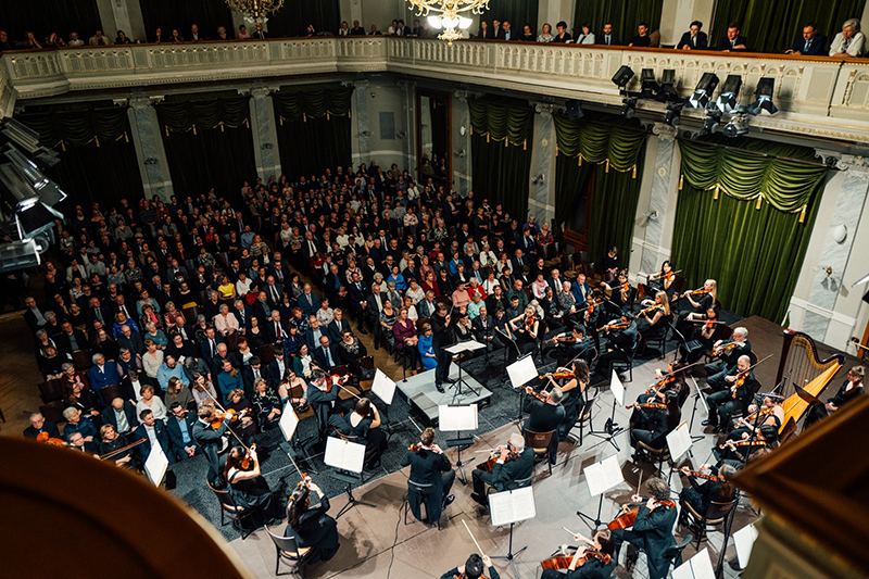 Smetanovské dny: Peer Gynt & Erkki Lasonpalo, 20. března 2025, Měšťanská beseda, Plzeň – Erkki Lasonpalo a Plzeňská filharmonie (foto Jan Růžička)