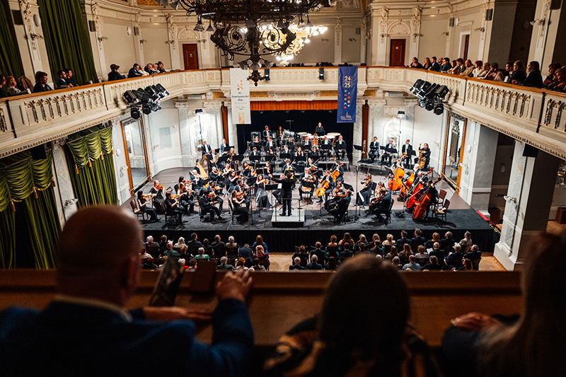 Smetanovské dny: Peer Gynt & Erkki Lasonpalo, 20. března 2025, Měšťanská beseda, Plzeň – Erkki Lasonpalo a Plzeňská filharmonie (foto Jan Růžička)