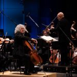 Steven Isserlis, Dennis Russell Davies, Filharmonie Brno, 27. března 2025, Janáčkovo divadlo, Brno (zdroj Filharmonie Brno, foto Jakub Joch)