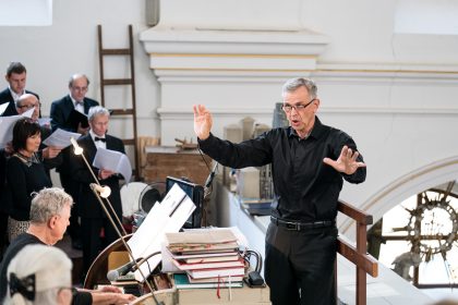 Expozice nové hudby: Messe des pauvres, 31. května 2025, kostel sv. Máří Magdaleny, Brno – Jaroslav Šťastný, Brněnský akademický sbor a Pavel Šnajdr (foto Jan Prokopius)