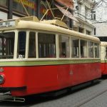 Historická brněnská tramvaj s hudbou Erika Satieho živě na akordeon v podání Milana Osadského a Nikity Kadesnikova. (zdroj Expozice nové hudby)