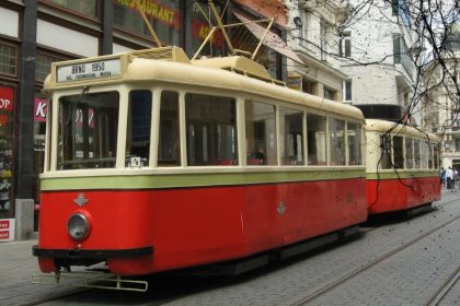 Historická brněnská tramvaj s hudbou Erika Satieho živě na akordeon v podání Milana Osadského a Nikity Kadesnikova. (zdroj Expozice nové hudby)