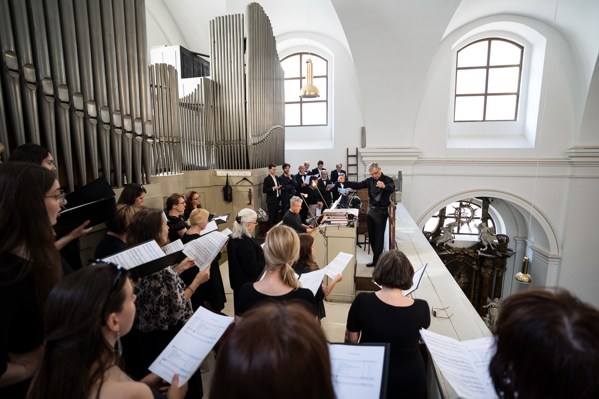Expozice nové hudby: Messe des pauvres, 31. května 2025, kostel sv. Máří Magdaleny, Brno – Brněnský akademický sbor, Jaroslav Šťastný a Pavel Šnajdr (foto Jan Prokopius)