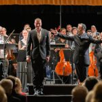 Barytonista Dominik Klapka a dirigent Jan Schultsz, koncert Plzeňské filharmonie, 29. května 2025, Měšťanská beseda (zdroj Plzeňská filharmonie)
