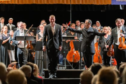 Barytonista Dominik Klapka a dirigent Jan Schultsz, koncert Plzeňské filharmonie, 29. května 2025, Měšťanská beseda (zdroj Plzeňská filharmonie)