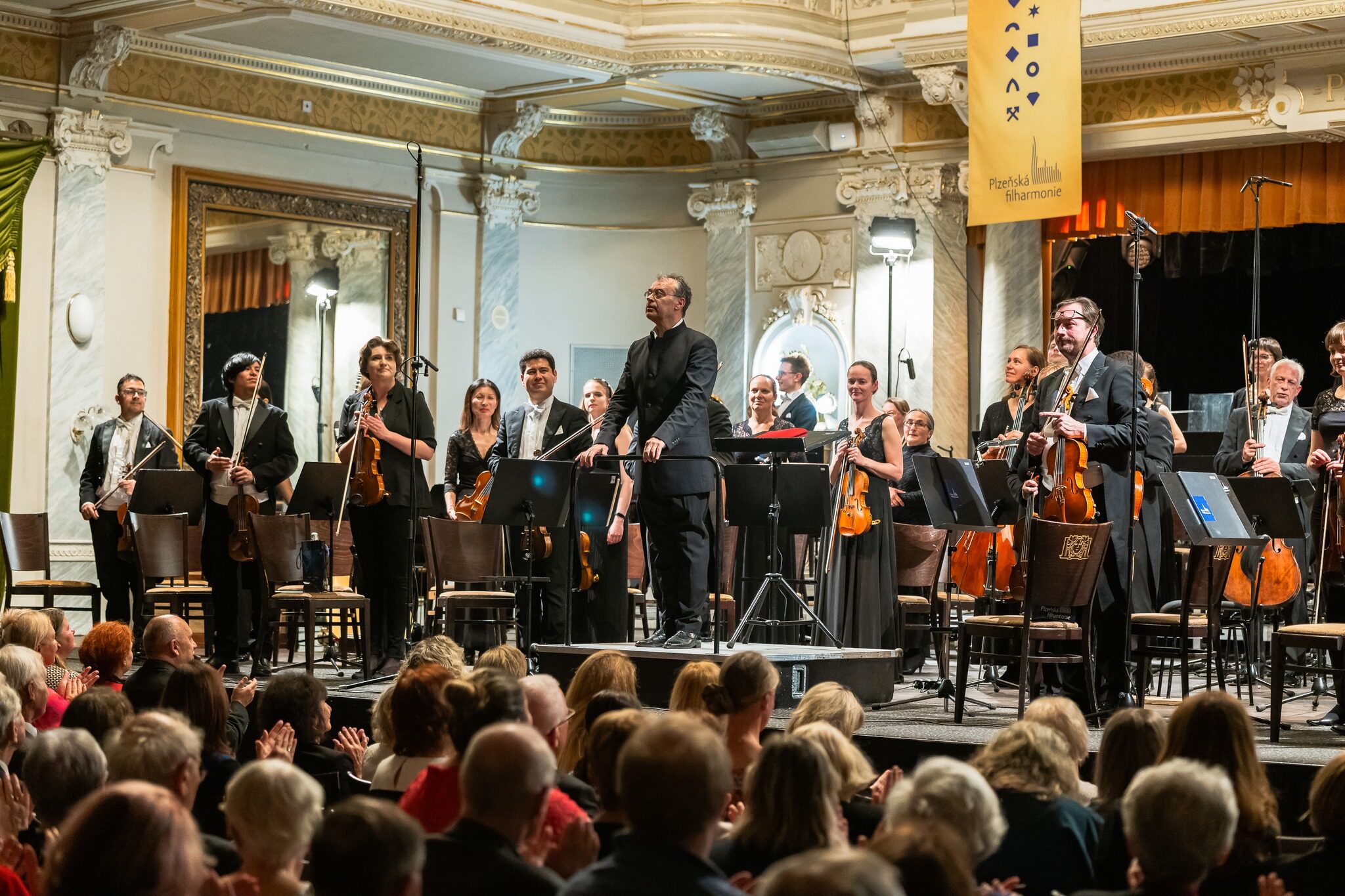 Plzeňská filharmonie v čele s dirigentem Janem Schultszem, koncert Plzeňské filharmonie, 29. května 2025, Měšťanská beseda (zdroj Plzeňská filharmonie)
