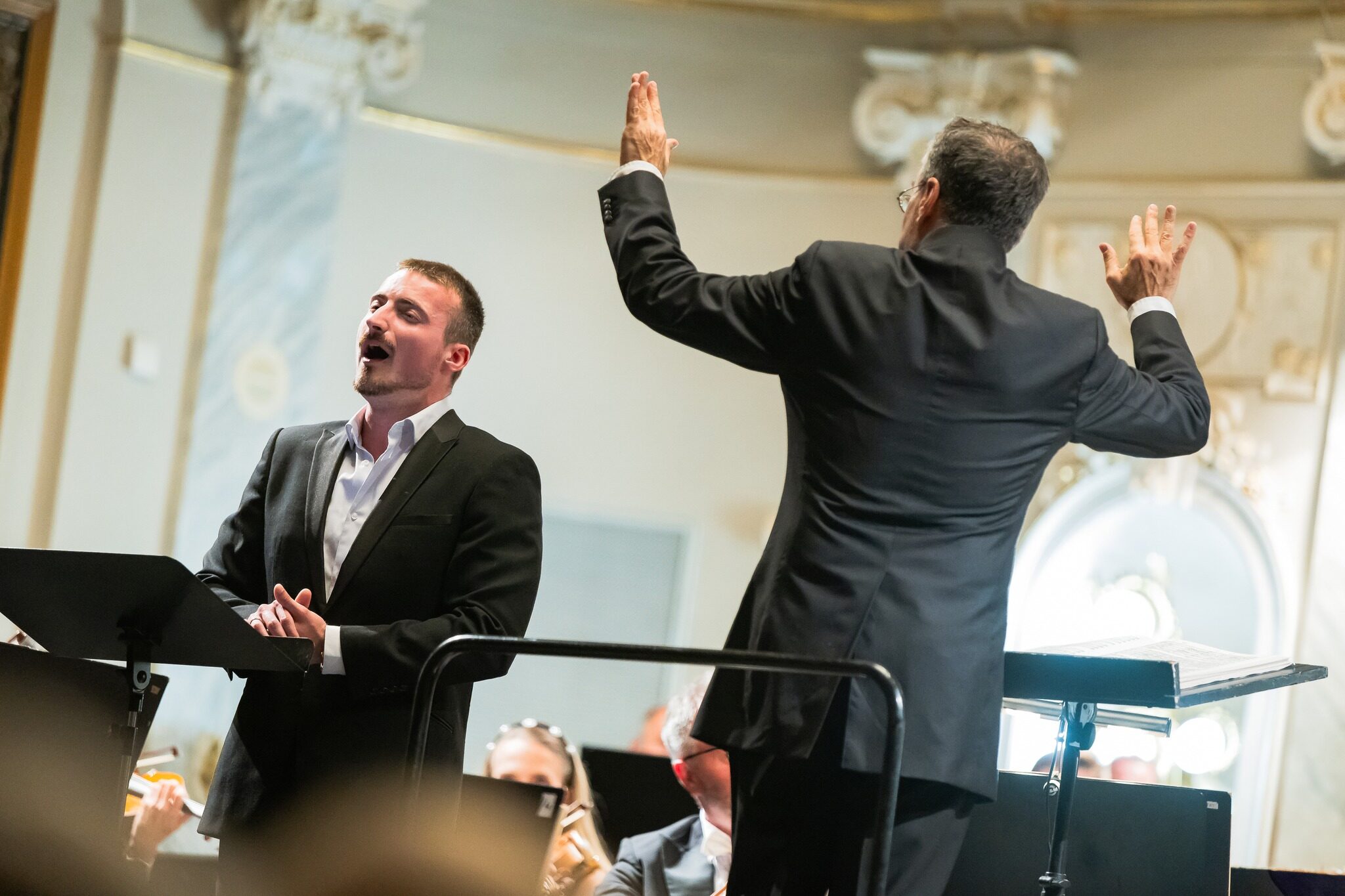 Barytonista Dominik Klapka a dirigent Jan Schultsz, koncert Plzeňské filharmonie, 29. května 2025, Měšťanská beseda (zdroj Plzeňská filharmonie)