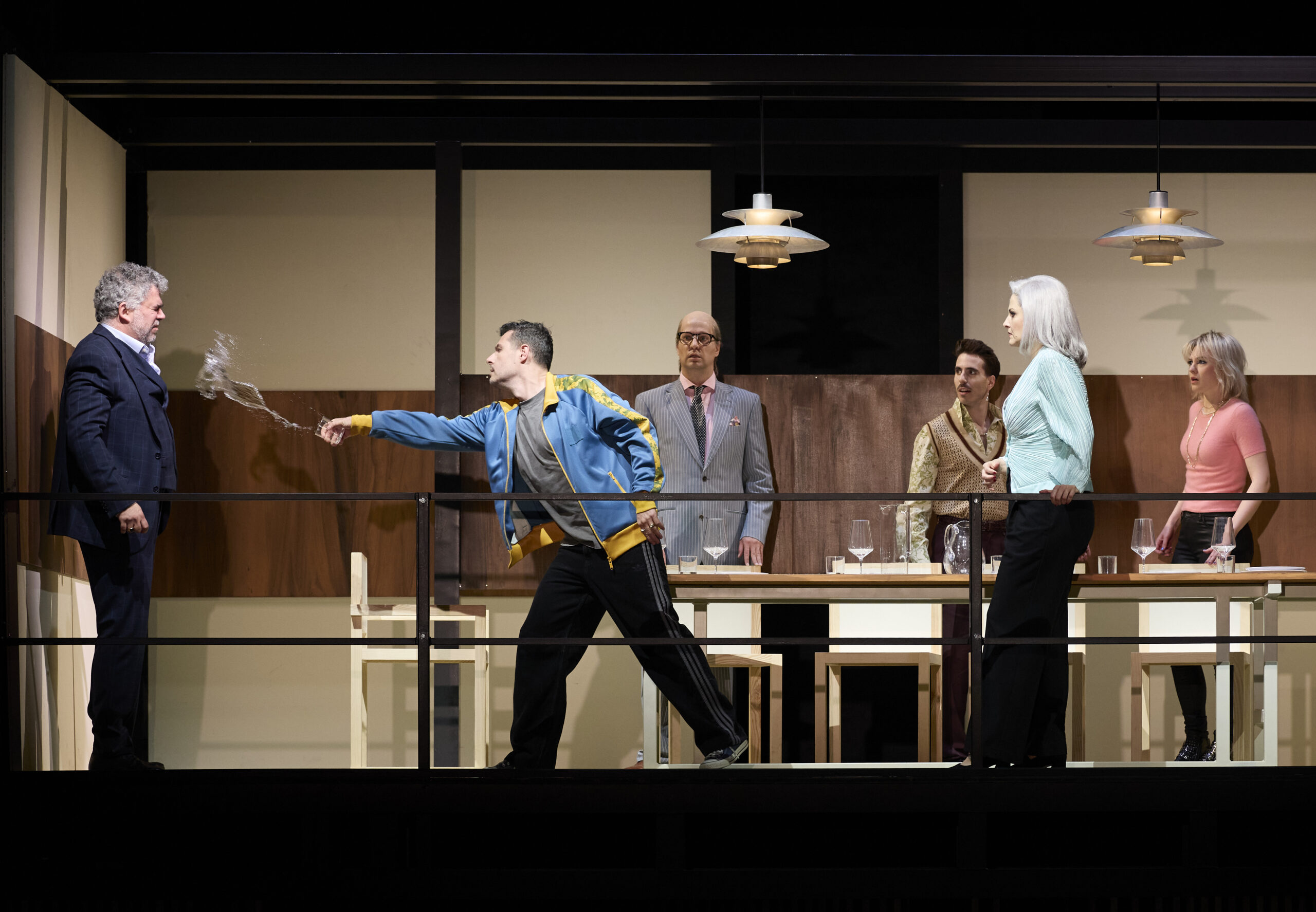Miklós Sebestyén (Claudius), Raffaele Pe (Hamlet), Nikolay Borchev (Polonius), Maayan Licht (Laertes), Ana Maria Labin (Gertrude), Erika Baikoff (Ophelia), MusikTheater an der Wien, 2025 (zdroj MusikTheater an der Wien, foto Herwig Prammer)