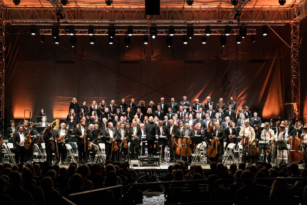 Festival Špilberk: Dennis Russell Davies, Filharmonie Brno, Horňácká muzika Petra Mičky, 24. srpna 2025, Velké nádvoří hradu Špilberk (zdroj Filharmonie Brno, foto Jan Prokopius)