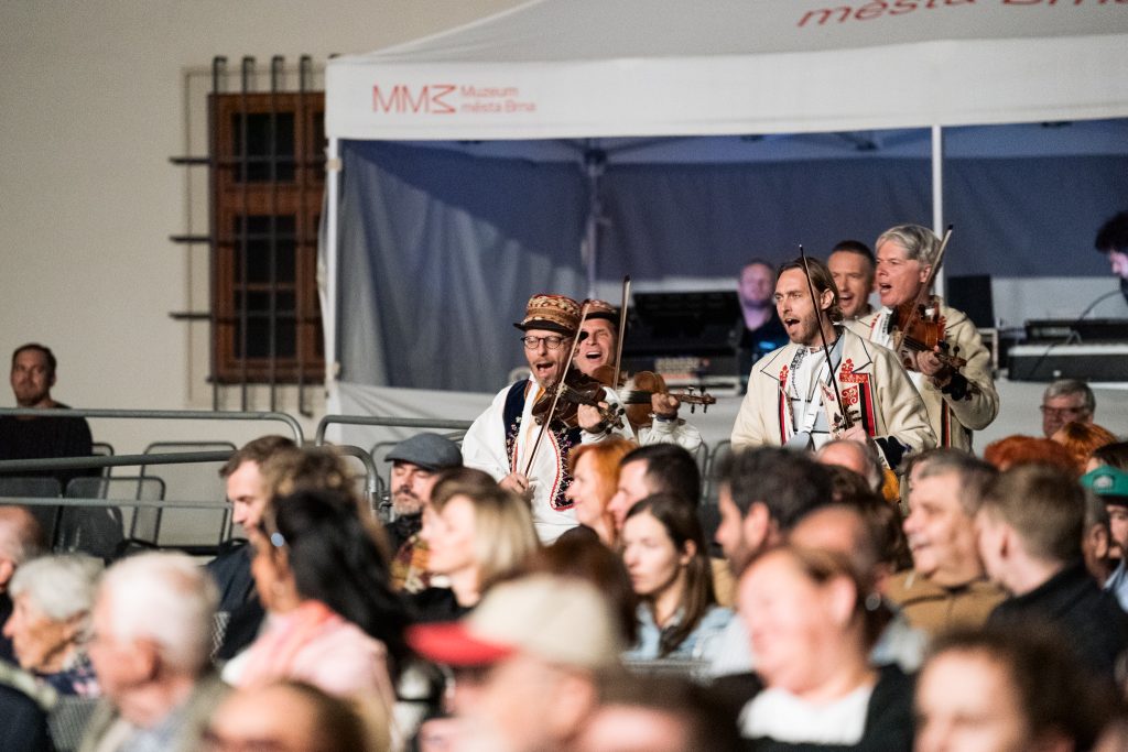 Festival Špilberk: Horňácká muzika Petra Mičky, 24. srpna 2025, Velké nádvoří hradu Špilberk (zdroj Filharmonie Brno, foto Jan Prokopius)