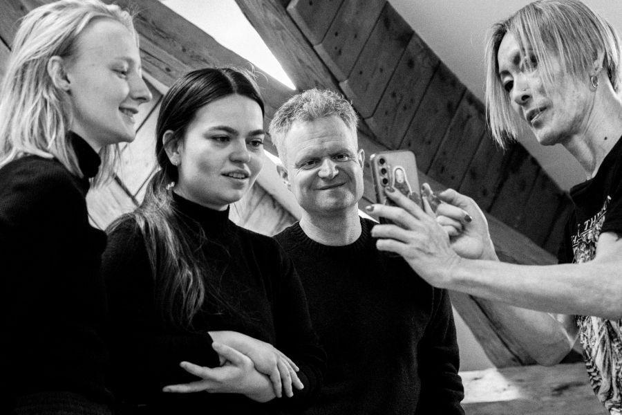 Adam Halaš a tanečník butó Ken Mai se studentkami HAMU (foto archiv katedry nonverbálního divadla)