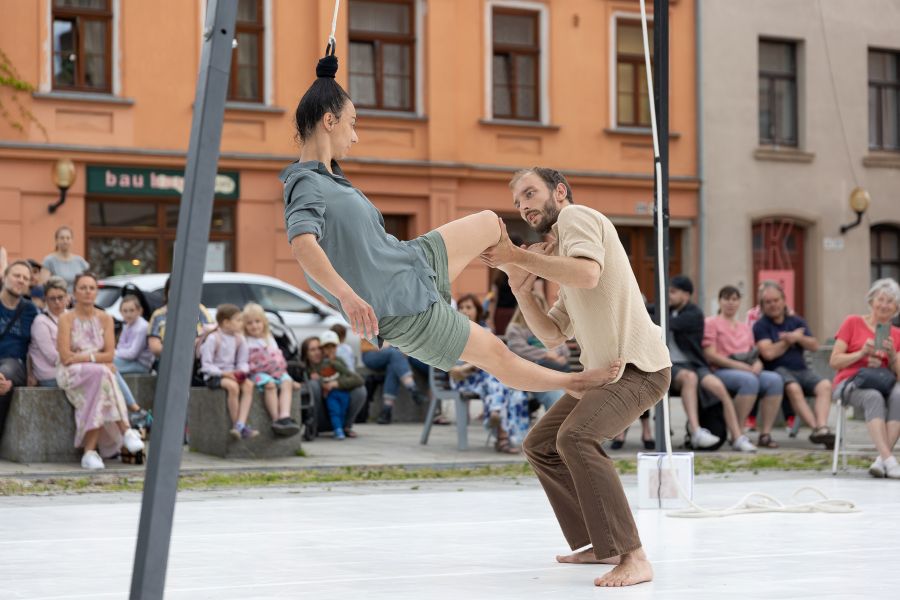 Ana Jordão a Vincent Kollar – Tělo a jiné objekty (foto Alena Češková, KoresponDance 2025, Jihlava)