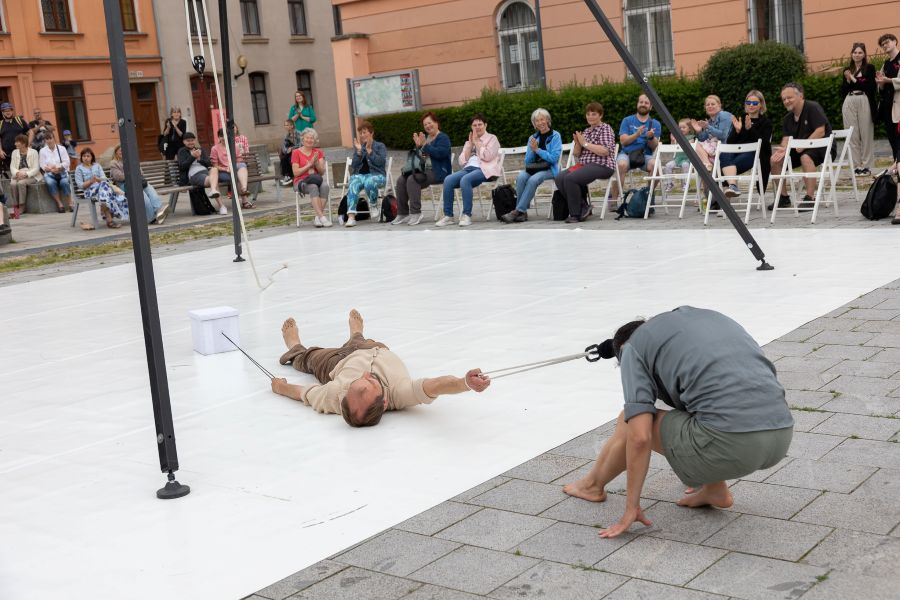 Ana Jordão a Vincent Kollar – Tělo a jiné objekty (foto Alena Češková, KoresponDance 2025, Jihlava)