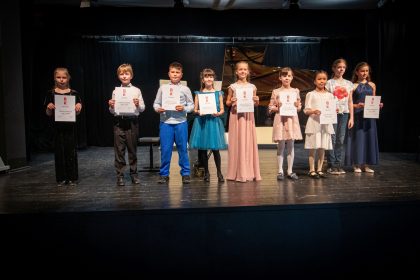 Broumovská klávesa 2025: Tereza Nopová, Tomáš Koubek, Ognjen Batu Andzic, Karolína Spoustová, Isabela Matušíková, Josefína Voráčková, Vivi Nguyen, Laura Komárová (zdroj Broumovská klávesa, foto Michal Sedláček)