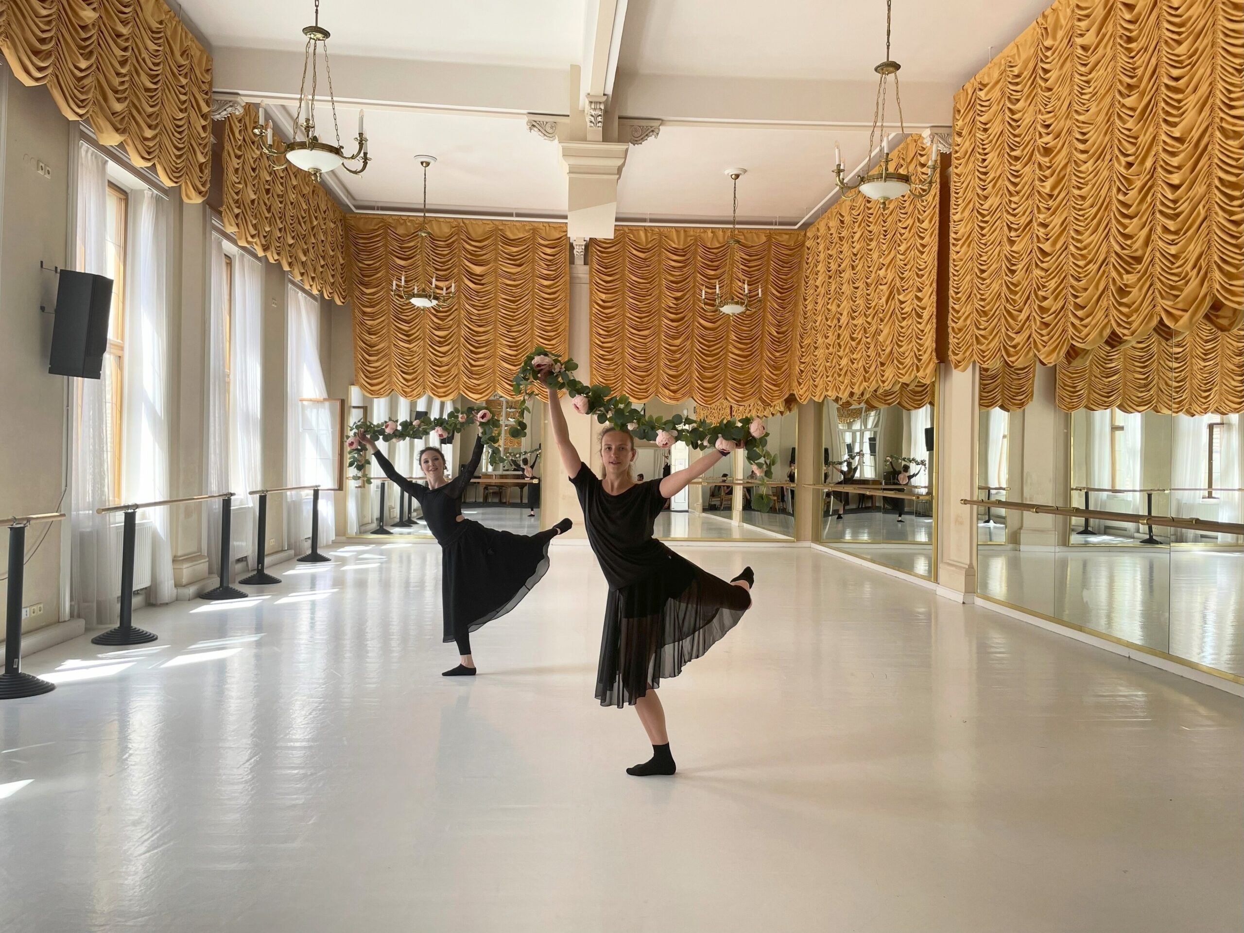 Bach Dansant, zkouška na sále (Veronika Rehbergerová a Barbora Šímová, foto H. Kazárová)